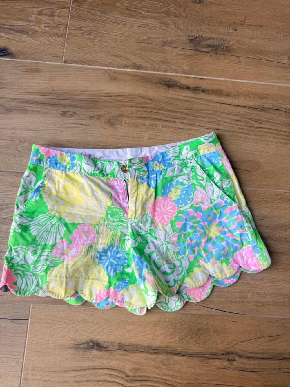 Lilly Pulitzer Pastel Floral Scalloped Hem Shorts
